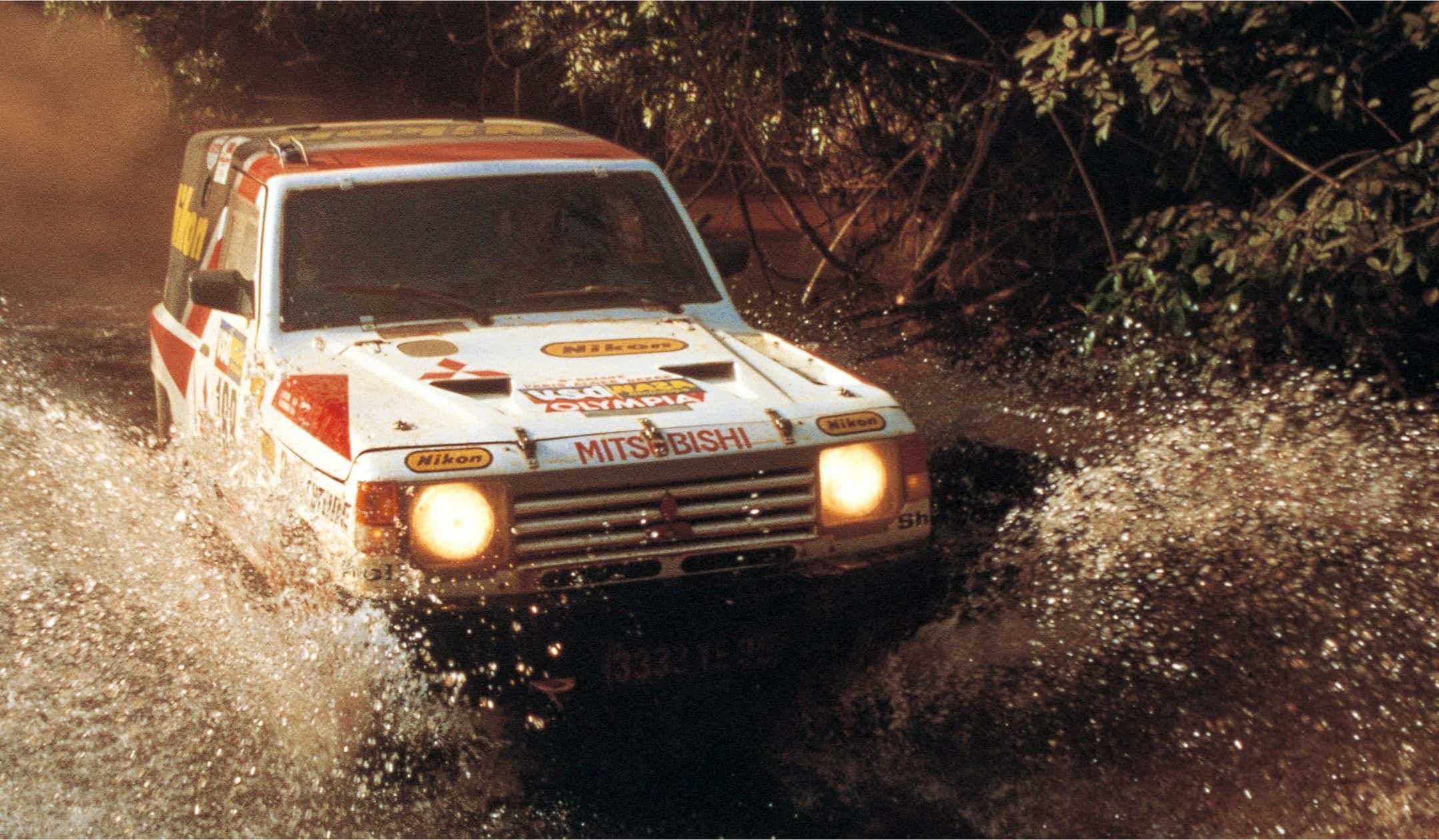 Pajero prin vad de apa
